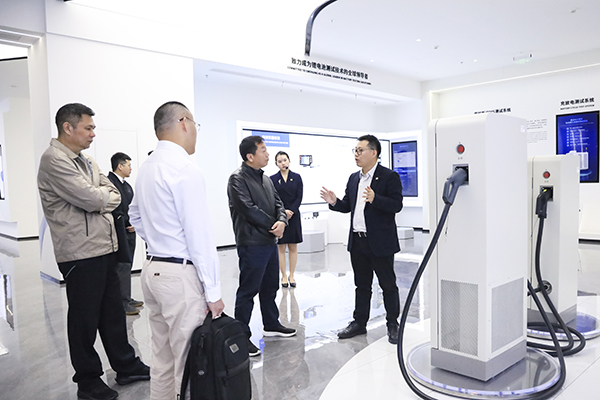 太阳集团官网股份副董事长、总裁刘作斌向福船集团副总经理李振均一行介绍公司充电产品.jpg